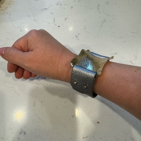 Jewelry - Cuff bracelet Modern faux leather and gold